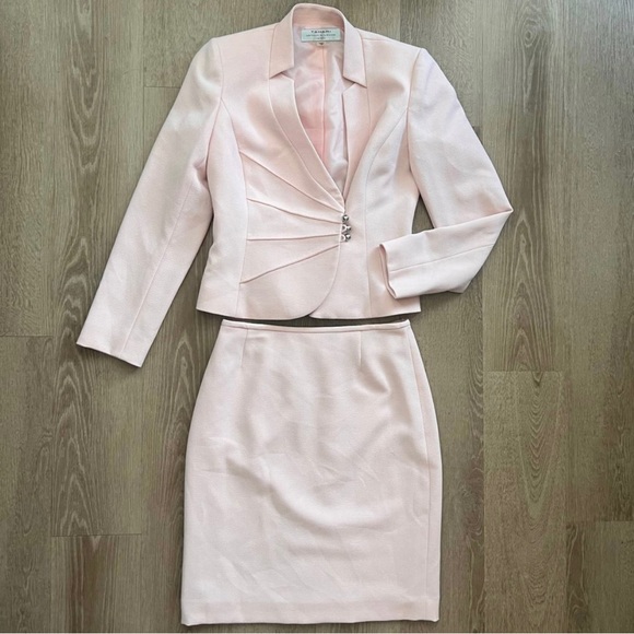Tahari ASL Jackets & Blazers - Tahari Arthur S Levine Size 2P Pink Skirt Suit